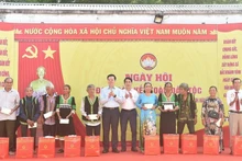  Le vice-Premier ministre Mai Van Chinh remet des cadeaux aux habitants de la commune de Bac Khanh Vinh. Photo : VGP.