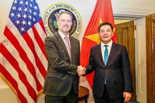 Le ministre vietnamien de l’Industrie et du Commerce, Nguyen Hong Dien (droite), et le représentant américain au Commerce, Jamieson Greer. Photo : VNA.