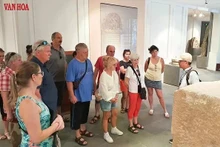 Des touristes étrangers dans le musée de la sculpture Cham. Photo : baoquocte.vn