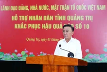Le membre du Politburo et membre permanent du Secrétariat du Comité central du Parti, Trân Câm Tu adresse ses condoléances aux habitants de la province de Quang Tri pour les dégâts causés par le typhon Bualoi. Photo : VNA.