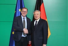 Le vice-Premier ministre permanent Nguyên Hoa Binh (à droite) et le vice-président du Bundestag allemand, Bodo Ramelow, se serrent la main. Photo : VNA.