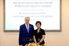 Vu Viet Trang, directeur général de VNA, et Grigoriev Evghnhi Dmitrievic, président du Comité des relations extérieures de la municipalité de Saint-Pétersbourg. Photo : VNA.