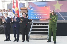 Remise symboliquement la somme mobilisée auprès de la population vietnamienne dans le cadre du Programme de collecte de fonds organisé par la Croix-Rouge vietnamienne. Photo : VNA.