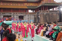 Le 2 décembre, à la Porte du Midi de la Citadelle impériale de Huê, le défilé de mode "Hello Cosmo From Vietnam" de la 2e saison a officiellement lancé le parcours de Miss Cosmo 2025. Photo : hanoimoi.vn