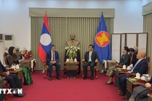 Le 1er décembre à Pékin, l’ambassadeur du Vietnam en Chine, Pham Thanh Binh, est venu féliciter l’ambassade du Laos. Photo : VNA.