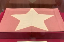 Le drapeau rouge à étoile jaune lors du congrès national de Tan Trao, le 16 août 1945. Photo : daibieunhandan.vn