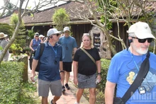 Des touristes étrangers visitent la maison ancienne de Tran Tuan Kiet, le 2 décembre 2025. Photo : NDEL