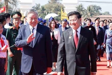 Le secrétaire général To Lam (à gauche) et le secrétaire général et président du Laos, Thongloun Sisoulith. Photo : VNA.