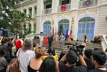 Des consules et consuls généraux de France, d'Allemagne, de Hongrie, d'Italie et des Pays-Bas inaugurent le premier marché caritatif européen de Noël, le 25 novembre 2023. Photo : VNA.
