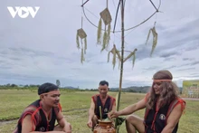 Rơ Chàm Hyă, un ancien du village (à l'extrême droite), et deux notables président la cérémonie. Photo : VOV