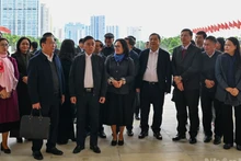 Le permanent du Secrétariat, Tran Cam Tu, et des délégués inspectent les préparatifs du XIVe Congrès national du Parti au Centre national des conférences. Photo : NDEL.