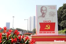 Le secteur de l’axe Thang Long - Pham Hung (entrée principale du Centre national des conférence) se pare de drapeaux et de fleurs à l’approche du XIVᵉ Congrès du Parti communiste du Vietnam. Photo : Tuan Diep.