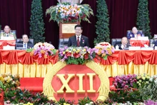 Le secrétaire général du Comité central du Parti révolutionnaire populaire lao, Thongloun Sisoulith, prononce le discours de clôture du 12e Congrès national du Parti révolutionnaire populaire lao. Photo : VNA. 