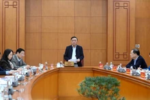 Tran Cam Tu, membre du Bureau politique et permanent du Secrétariat du Comité central du Parti communiste du Vietnam, préside la réunion. Photo : NDEL.