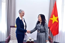 La vice-ministre des Affaires étrangères, Le Thi Thu Hang (droite) et l'ambassadrice de Norvège au Vietnam, Hilde Solbakken. Photo : VNA.