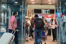 Un groupe de citoyens vietnamiens entre à l'aéroport du Caire (Égypte) pour rentrer chez eux. Photo : Ambassade du Vietnam en Israël.