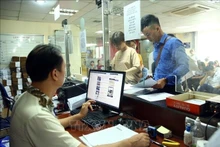 Des citoyens se présentent au bureau d’enregistrement des entreprises du Département des finances de Hanoi pour effectuer leurs démarches de création d’entreprise. Photo d’illustration : VNA.