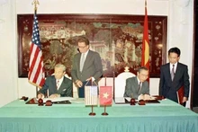Le 5 août 1995, à Hanoï, le secrétaire d'État américain Warren Christopher et le ministre des Affaires étrangères Nguyen Manh Cam ont signé le protocole établissant officiellement les relations diplomatiques entre le Vietnam et les États-Unis. Photo : VNA.
