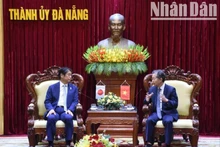 Le secrétaire du Comité municipal du Parti de Da Nang, Nguyen Van Quang (à droite) et l’ambassadeur du Japon au Vietnam, Ito Naoki. Photo : NDEL.