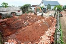 Construction d’une maison pour une famille méritante en difficulté de logement à Bac Giang. Photo : VNA.