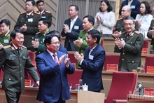 Le PM Pham Minh Chinh à la conférence sur la garantie de la sécurité et de l’ordre public afin de soutenir le développement socio-économique dans le delta du Mékong. Photo : NDEL