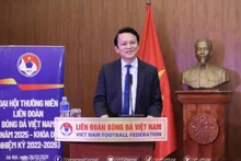 Winston Lee, secrétaire général de la Fédération de football de l’ASEAN, prend la parole lors de l’événement. Photo : VFF