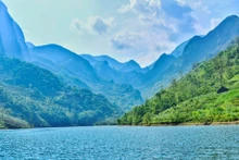 La rivière Nho Que est célèbre non seulement pour ses eaux vert émeraude, mais aussi pour le contraste saisissant qu'elle offre avec le paysage environnant. Elle témoigne avec force de la puissance créatrice de la nature : un cours d'eau paisible se fraie un chemin à travers les falaises abruptes et dangereuses des gorges de Tu San, profondes de plusieurs centaines de mètres. Photo : laodong.vn