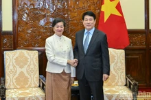 Le président vietnamien Luong Cuong a reçu le 29 décembre l'ambassadrice du Cambodge à Hanoï, Chea Kimtha, venue prendre congé au terme de son mandat au Vietnam. Photo : NDEL.