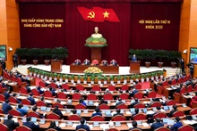 Le 15e Plénum du Comité central du Parti communiste du Vietnam (XIIIe mandat) s’est solennellement ouvert dans la matinée du 22 décembre à Hanoï. Photo : NDEL.