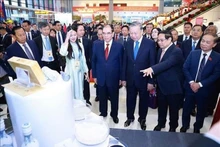 Le Secrétaire général du PCV To Lam, le Premier ministre Pham Minh Chinh et de nombreux autres dirigeants du Parti et de l'État visitent le stand de Masan High-Tech Materials. Photo : NDEL.