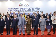 Le président de l’Assemblée nationale du Vietnam, Trân Thanh Mân et les chefs des délégations des parlements membres posent avec le président de la Chambre des représentants, Tan Sri Dato’ Johari bin Abdul. Photo : VNA