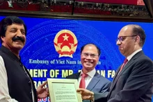 L'ambassadeur Pham Anh Tuan félicite Fareed, un homme d'affaires profondément attaché au Vietnam, pour sa nomination au poste de consul honoraire. Photo : baoquocte.vn