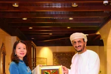 La vice-ministre vietnamienne des Affaires étrangères Nguyen Minh Hang et son homologue omanais Khalifa Bin Ali Al Harthy. Photo : baoquocte.vn