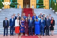 Le président Luong Cuong (au milieu du 1er plan) avec la coordinatrice résidente de l’ONU et les chefs des agences onusiennes au Vietnam. Photo : VOV.