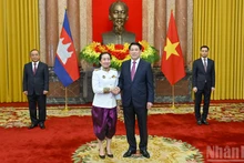 Le président Luong Cuong et l'ambassadrice du Royaume du Cambodge au Vietnam, Touch Sopharath, lors de la cérémonie. Photo : NDEL.