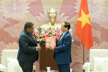 Le vice-président de l'AN, Tran Quang Phuong (droite) et le Secrétaire général de l'UIP, Martin Chungong. Photo : VNA