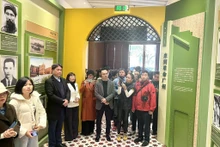 Le consul général du Vietnam à Guangzhou, Nguyen Viet Dung, et une délégation de la presse vietnamienne visitent l'exposition « Hô Chi Minh à Guangzhou ». Photo : baoquocte.vn