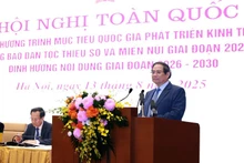 Le Premier ministre Pham Minh Chinh s'exprime lors de la conférence nationale de bilan de la phase 2021-2025 du Programme cible national de développement socio-économique des zones peuplées de minorités ethniques et des régions montagneuses. Photo : VNA
