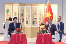 Le secrétaire général du Parti communiste du Vietnam (PCV), Tô Lâm (à droite) rencontre le maire Park Heong Joon. Photo : VNA