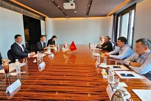 Séance de travail entre la délégation du groupeVinacomin et celle du groupe Daejoo KC. Photo : baodautu.vn