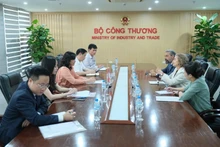 Séance de travail entre la vice-ministre de l’Industrie et du Commerce Phan Thi Thang et l’ambassadrice d’Espagne au Vietnam, Carmen Cano De Lasala. Photo : congthuong.vn