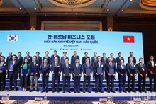 Cérémonie de signature de la coopération dans le domaine de la maintenance des avions et du transport de fret entre Vietnam Airlines et Korean Air. Photo : NDEL.