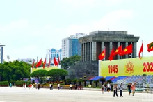 80e Fête nationale : des dizaines de milliers de personnes se rendent au Mausolée du Président Hô Chi Minh