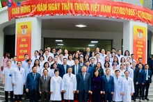 Le Secrétaire général du Parti communiste vietnamien, Tô Lâm, aux côtés du personnel de l’Hôpital de l’Amitié. Photo : VOV.