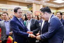 Le président de l'Assemblée nationale, Tran Thanh Man (à gauche), présente ses vœux de Nouvel An aux fonctionnaires et employés de la Cour des comptes de l'État le 23 février. Photo : VNA.