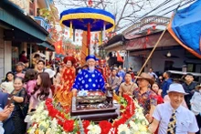 Le point culminant de cette année est la procession des grands anciens vers le temple pour l’offrande d’encens en mémoire des pionniers défricheurs. Photo : baovanhoa.vn