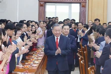 Le secrétaire général du Parti, Tô Lâm, se rend au Bureau du Comité central du Parti, le 23 février. Photo : VNA.