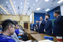 Le Premier ministre Pham Minh Chinh rencontre des étudiants de l'Université des sciences et technologies de Hanoï. Photo : VNA