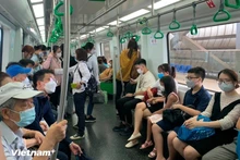 Des passagers empruntent la ligne de métro léger Cat Linh – Ha Dong à Hanoï. Photo : VNA.