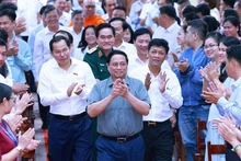 Le Premier ministre Pham Minh Chinh (centre) lors de la rencontre. Photo : VNA.